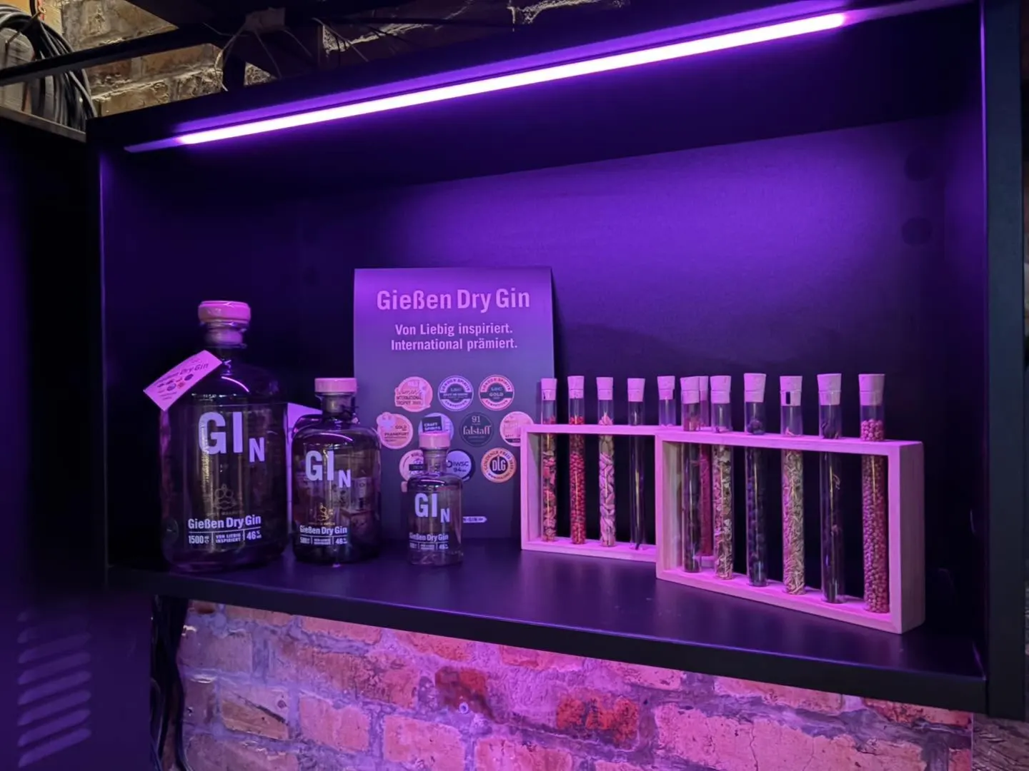 Gin-Regal mit violetter Beleuchtung hinter der Bar