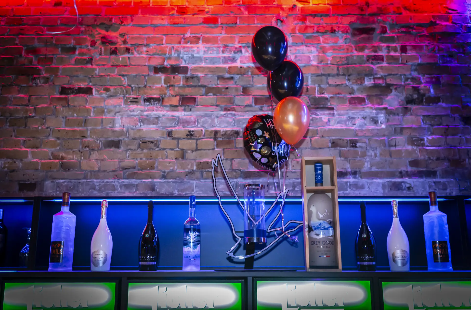 Ballons vor der Backsteinwand an der Bar im Liebig