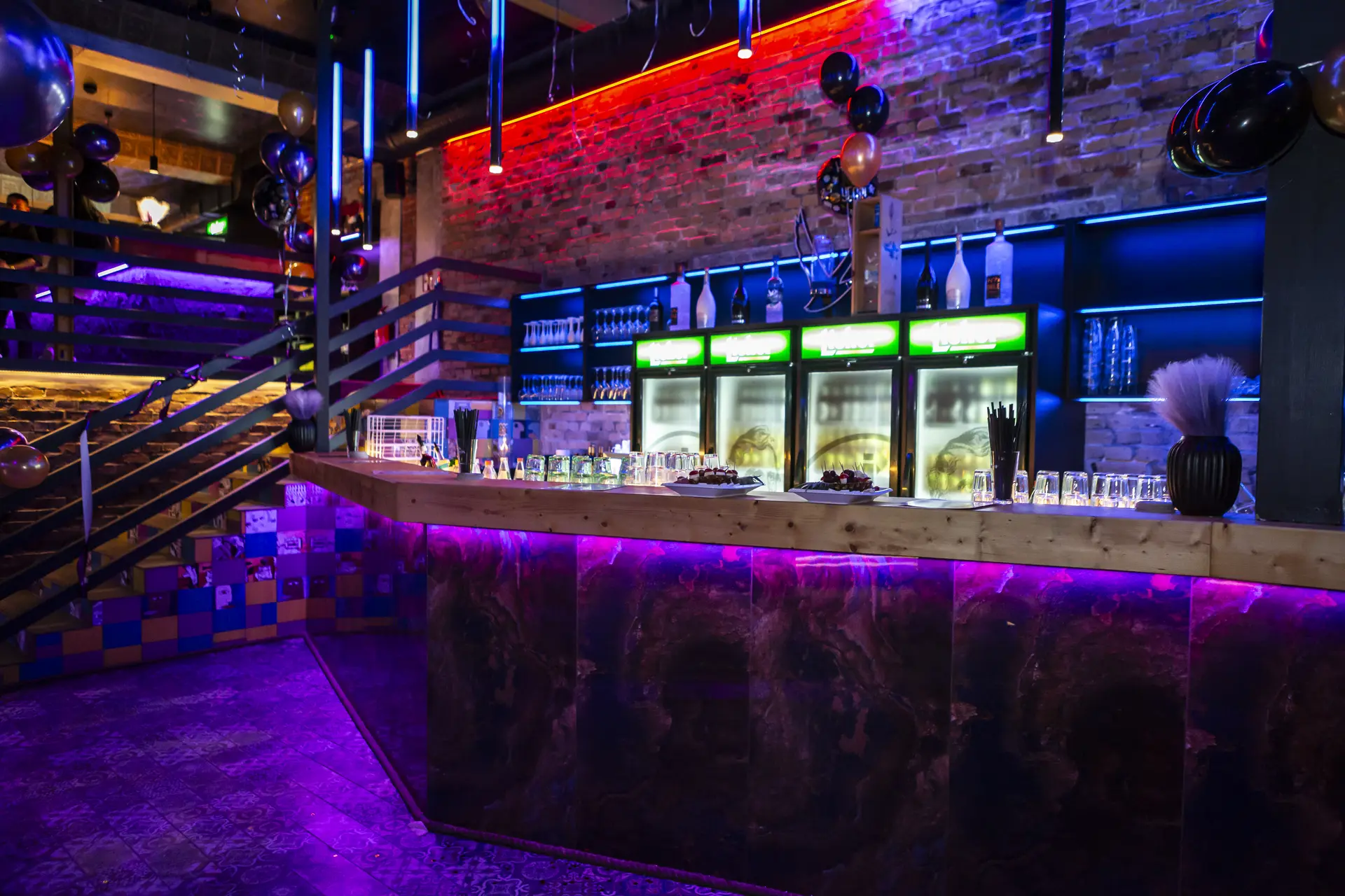 Bar mit Kühlschränken im Liebig