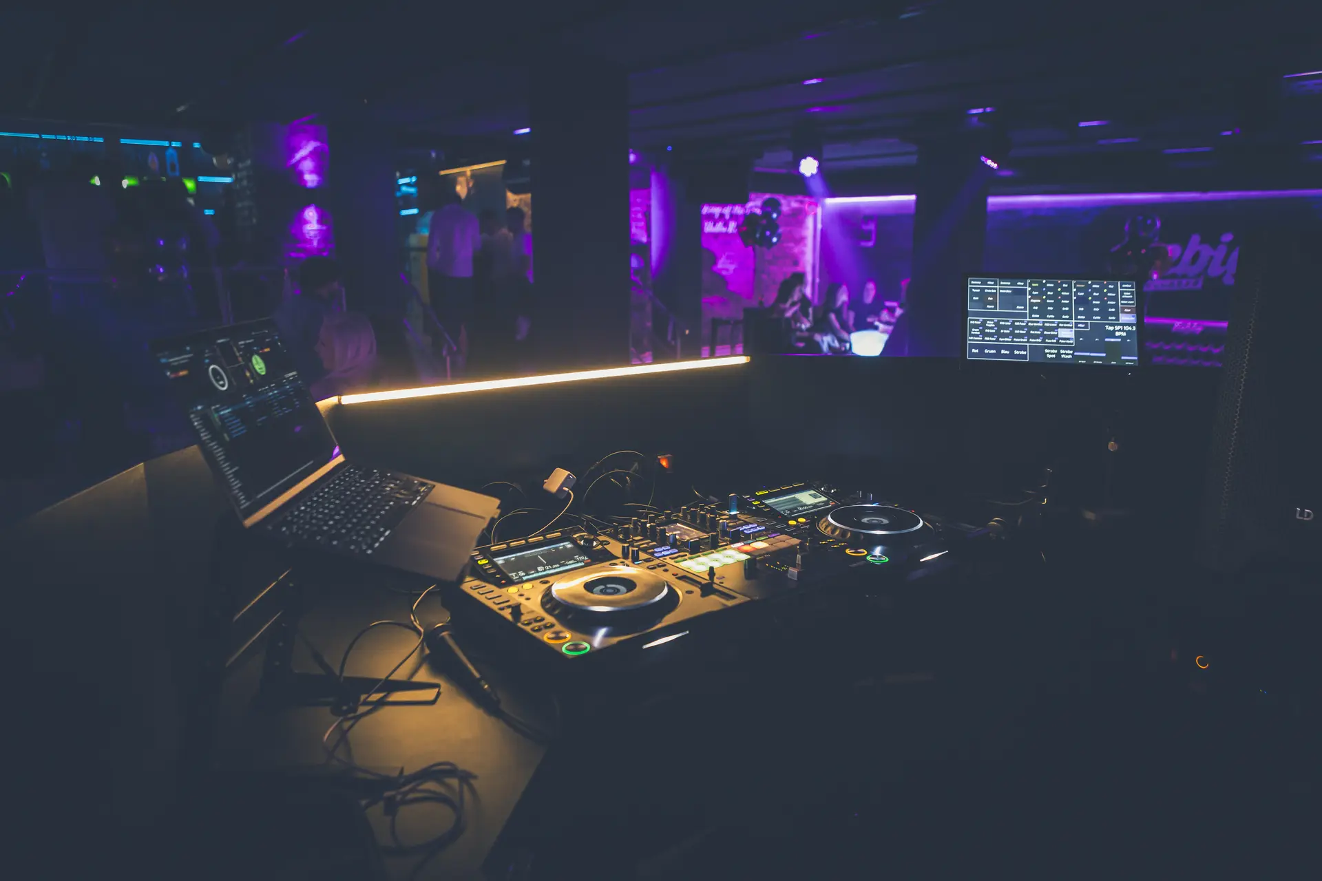 DJ-Pult mit Plattenspieler im Liebig Gießen