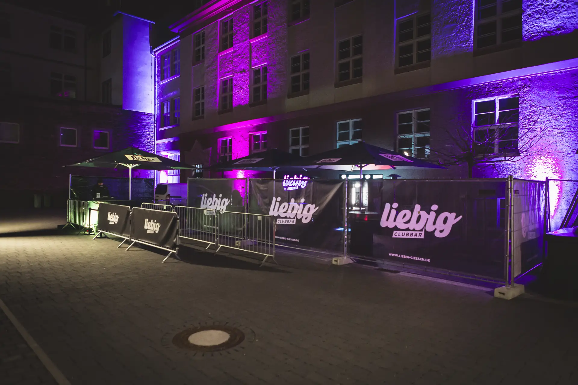 Outdoor-Area vor dem Liebig bei Nacht